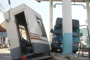 Xe tải tông văng cabin của trạm thu phí