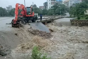 Quảng Ninh: phá đập tràn cứu ngập cho TP Uông Bí