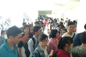 Thí sinh đổ về TP.HCM nộp hồ sơ xét nguyện vọng 1