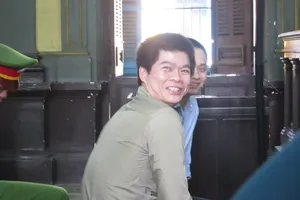 Bị đâm chết vì khoe đèn pin phóng tia lửa điện