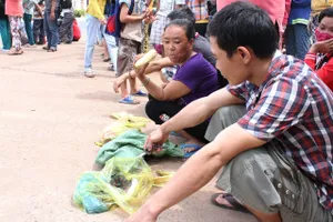 Người dân bỏ việc ra hiện trường theo dõi thực nghiệm vụ thảm sát ở Bình Phước 