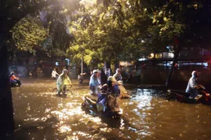 Mưa cấp tập, người Hà Nội bì bõm lội nước 