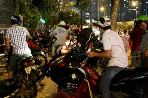 Gửi xe xem pháo hoa bị ‘chém’ tới 30.000 đồng