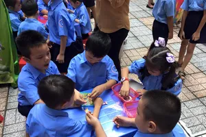 ‘Mẹ ơi sao con không được thả bong bóng?'