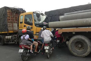 Lạnh gáy xe máy liều mạng chen ngang xe tải để qua đường 