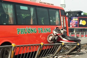 Xe Phương Trang tông hàng loạt xe máy, một người rơi khỏi cầu vượt Cây Gõ