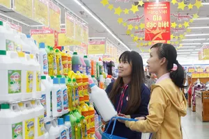 Co.opmart giảm giá mạnh cuối tuần để hút khách