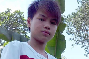 Học sinh lớp 11 dũng cảm lao xuống dòng nước lũ cứu cô giáo