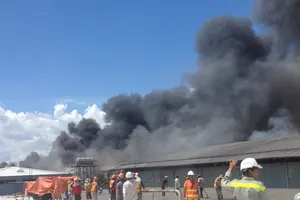 Cháy xưởng gỗ, công nhân ào ào bỏ chạy