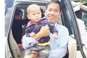 Bé văng ra khỏi bụng mẹ tập đi với chân giả