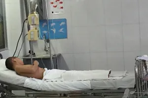 Bé trai tám tuổi bỏng nặng do ngã vào đống trấu đang un