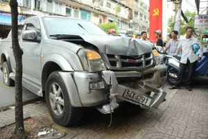 Ngồi bốc thuốc trong tiệm, hai phụ nữ bị xe bán tải tông nhập viện