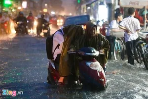 Con ngồi trên xe mẹ dắt trong mưa và bài văn về sự dựa dẫm