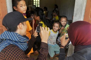 Ngủ nhà sàn, tắm tập thể