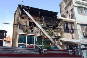 Clip vụ cháy kèm nổ tại ngôi nhà ba tầng ở quận 3, TP.HCM