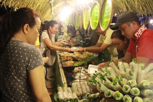 Hàng ngàn người chen chân tại Liên hoan ẩm thực món ngon các nước