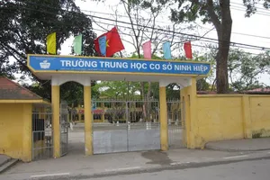 Hà Nội: Hàng nghìn học sinh nghỉ học phản đối xây trung tâm thương mại