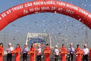 Chùm ảnh: Thông cầu Rạch Chiếc mới nối dài thêm vành đai 2