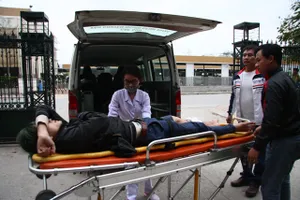 Bị truy đuổi, tên cướp hung hăng cầm gạch chống lại CSGT