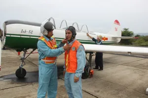 Phi công quân sự và phi công hải quân trong ngày tốt nghiệp 