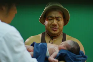 Hiếu Hiền bế con gái sơ sinh đóng phim Tết