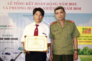 Tài xế taxi phát hiện đối tượng dùng ... 27 thẻ visa giả rút tiền 