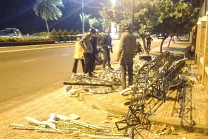 Dàn đèn chiếu sáng ở Nha Trang đổ sập trong đêm