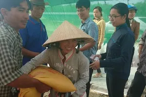 Báo Pháp Luật TP.HCM tặng quà cho các hộ nghèo ở Cà Mau