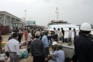 Hàng ngàn hành khách Lý Sơn không thể về quê ăn tết