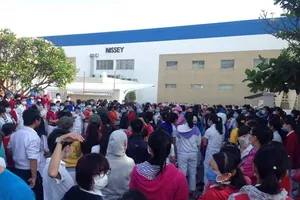 3.000 công nhân ngưng việc phản đối giảm phụ cấp