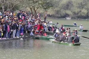 Biển người chen chúc xem đóng “King Kong 2” tại Ninh Bình