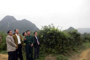 Tỉnh ủy Quảng Bình tặng quà người chăn voọc quý