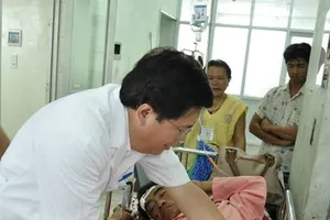 Bộ trưởng Y tế: Hỗ trợ tối đa cho bệnh nhân Huỳnh Văn Nén