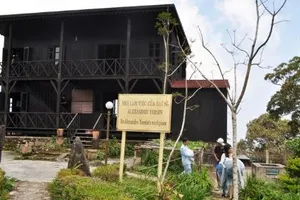 Đỉnh Hòn Bà bị xâm hại