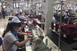 Khách hàng săm soi hàng hóa có bị bóc lột sức lao động