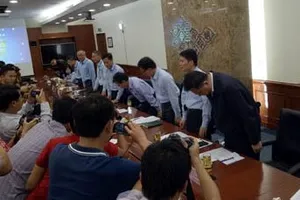 Clip phó phòng đối ngoại Formusa cúi đầu xin lỗi 