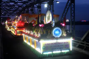 Chùm ảnh: Lễ rước Phật bằng xe hoa và 104 xe ô tô tại Huế