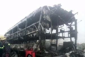 Kinh hoàng 2 xe khách tông nhau bốc cháy, 12 người không thể nhận dạng