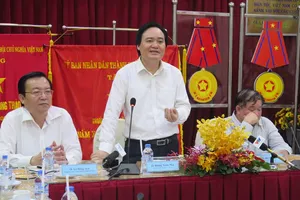 Bộ trưởng Phùng Xuân Nhạ thăm ngôi trường 143 tuổi