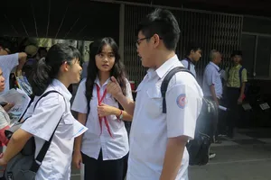 Học sinh thi lớp 10 thích thú vì đề toán có tính tiền gửi ngân hàng