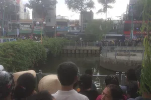 1 người đàn ông rơi xuống cầu số 1 - kênh Nhiêu Lộc 