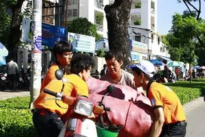 Sinh viên tình nguyện tiếp sức người đi đường