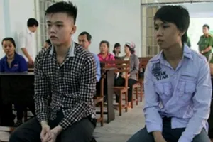 Vụ cướp giật bánh mì: 2 bị cáo có được miễn trách nhiệm hình sự?