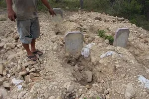 Dân bức xúc vì dự án “đào trộm” hơn 130 ngôi mộ