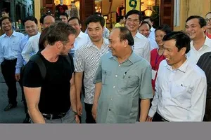 Xe hộ tống Thủ tướng vào phố đi bộ: Người trong cuộc nói gì?