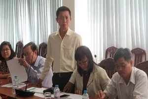 Hiệu trưởng bật khóc khi nói về việc giáo viên bị cấm dạy thêm