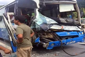 Xe tải dìu xe khách mất phanh lao đèo thoát tai nạn thảm khốc