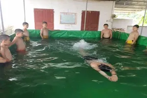 'Sáng kiến' bể bơi 10 triệu đồng của thầy giáo xứ Nghệ