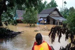 Những hình ảnh nhói lòng trong lũ dữ miền Trung 