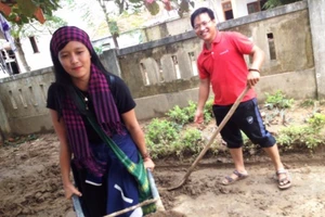 Hàng ngàn người tiễn đưa “Bông hoa vùng lũ“